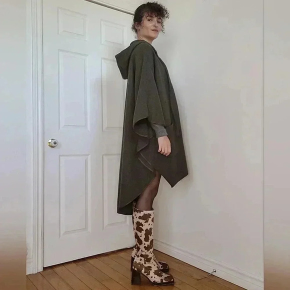 Sisily hooded cape in a chic khaki green - Picture 4 of 12